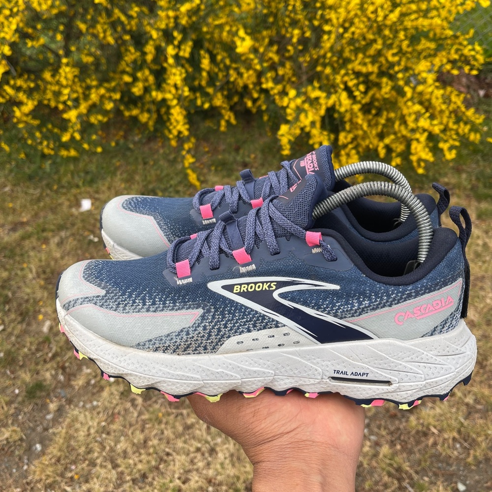 Brooks cascadia 18 trail runners women’s size 9 B